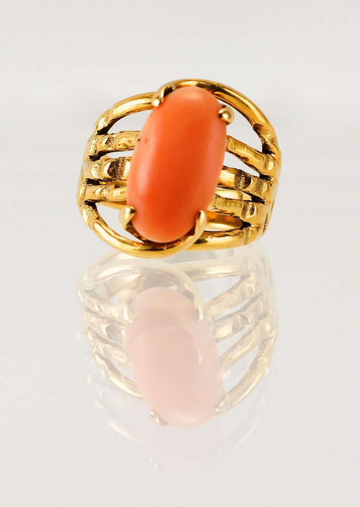 Jewelry057 ESTATE NATURAL CORAL AND 18K YELLOW GOLD RING