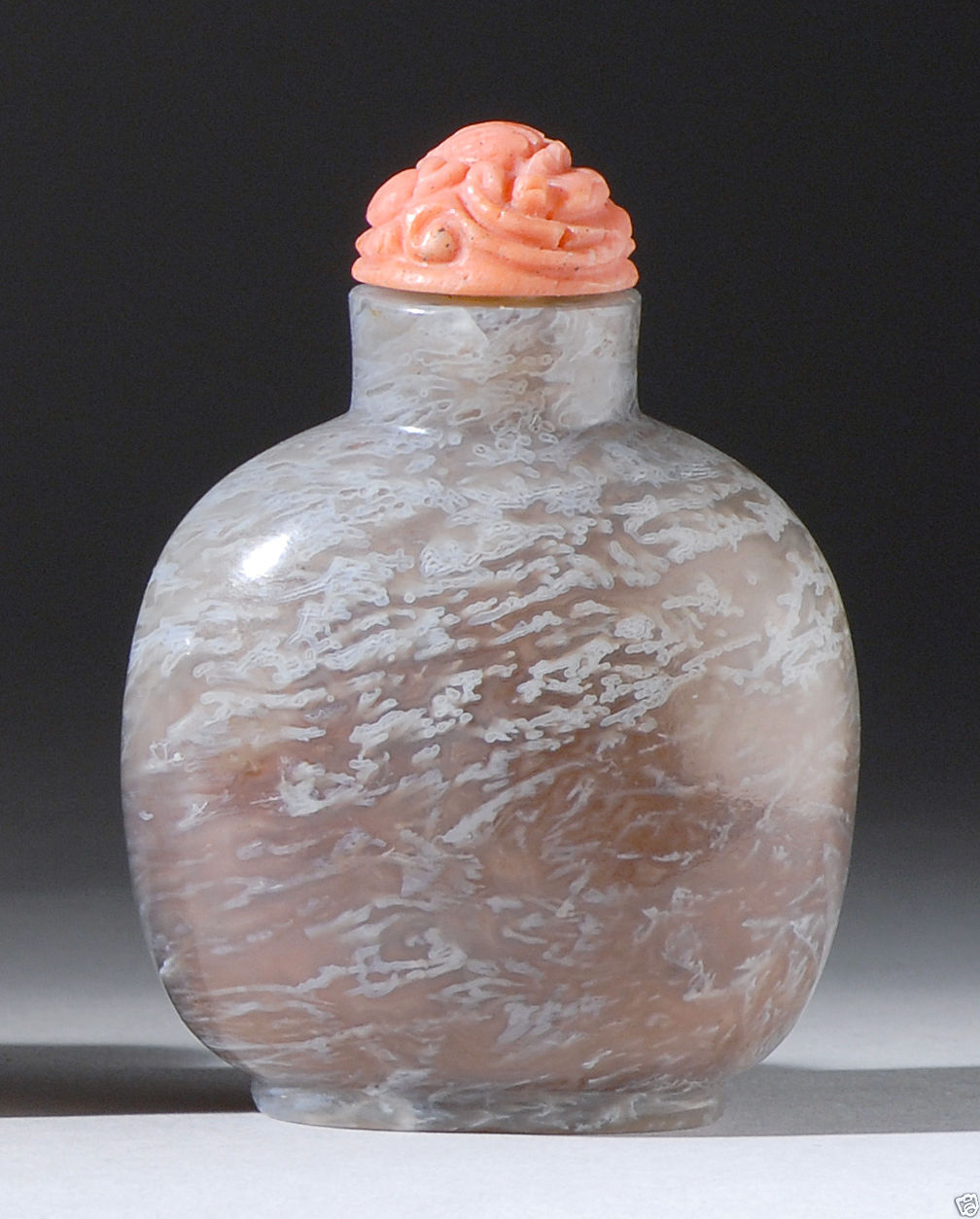 S023 Chinese well-carved agate snuff bottle 19th Century
