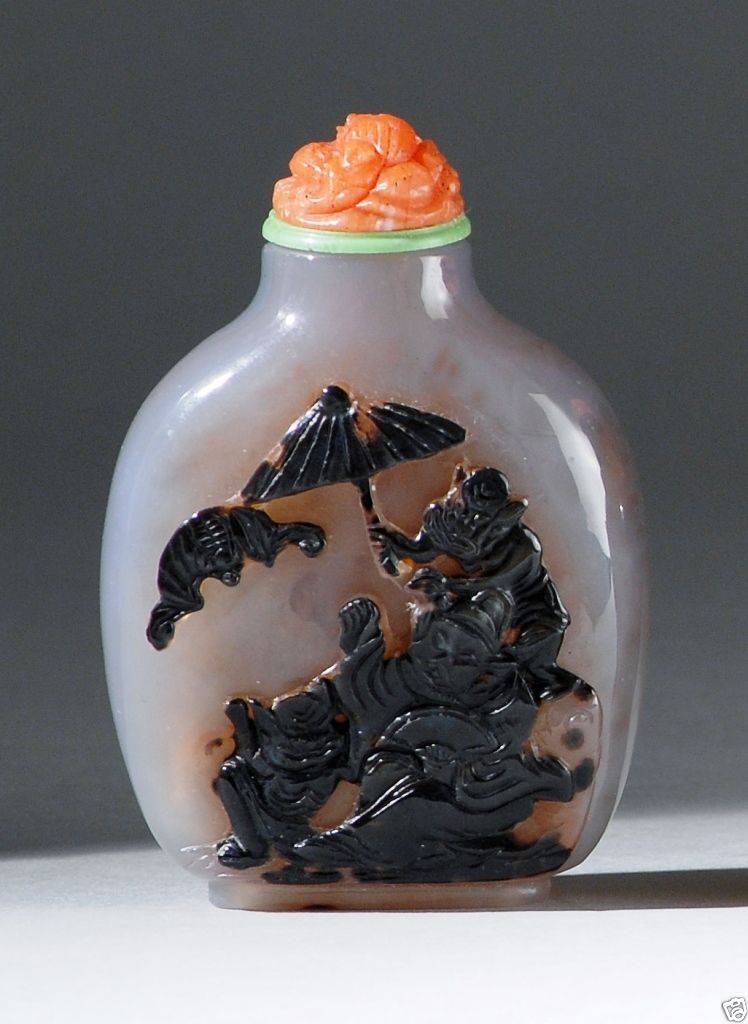 S013 Estate Chinese well-carved agate snuff bottle 19th Century