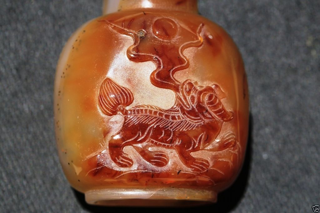 S006 Chinese well-carved agate snuff bottle 19th/20th Century