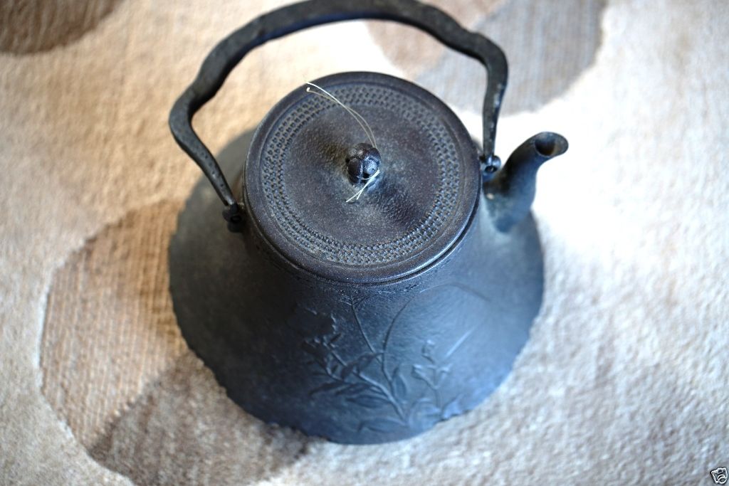 A007 Antique Estate Japanese iron teapot 19th/20th Century, Size