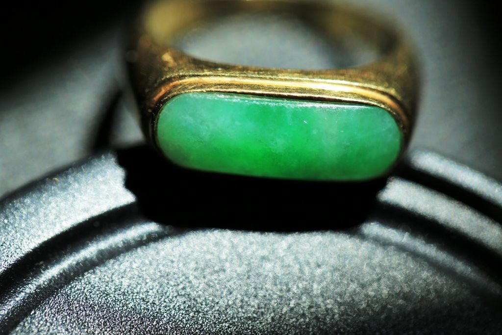 Jewelry013 estate 18K gold  A jade ring.   Inner 19 X 19 MM.  Gr