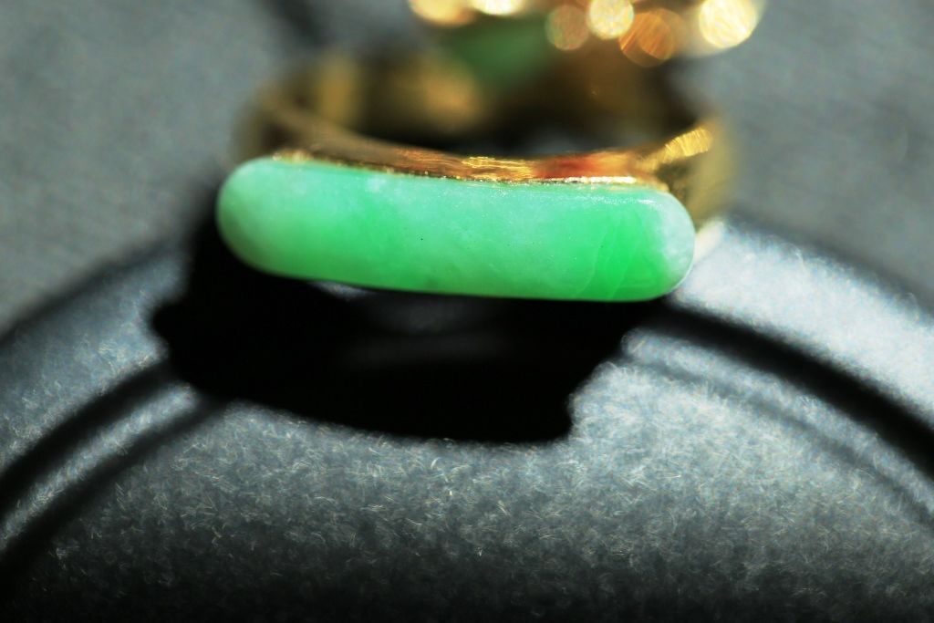 Jewelry018 nice estate A grade jade 18K gold  ring.   Inner 18 X