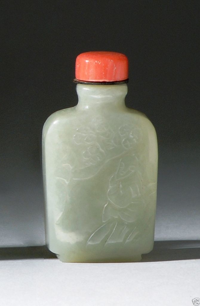 S010 estate green jade snuff bottle, circa 1900